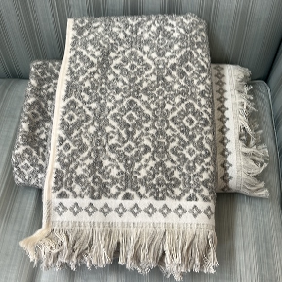 2 sets of gorgeous fringed bath towels by Mi Casa Es Tu Casa - NWT - Picture 8 of 10
